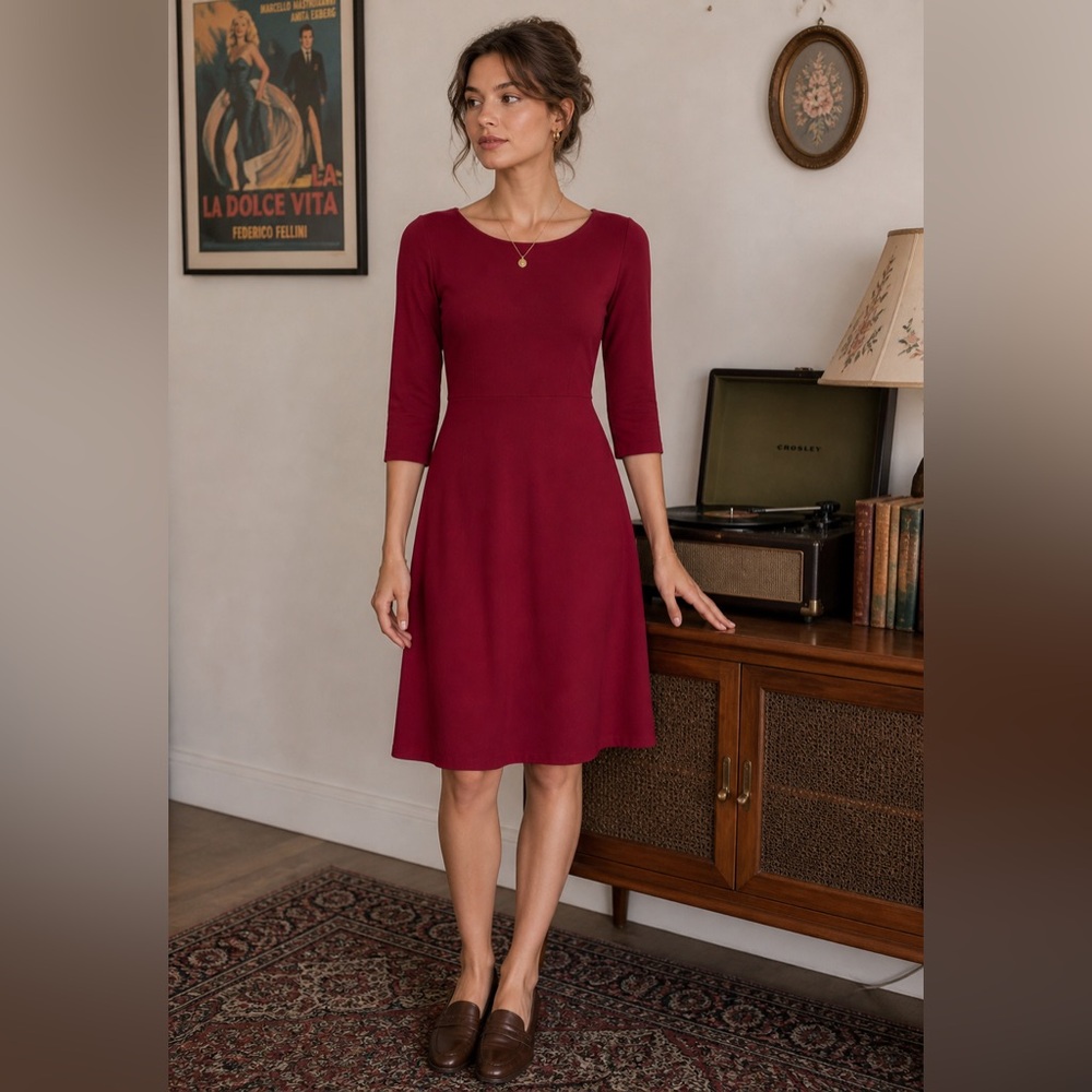 Red cotton midi dress with scoopneck and three-quarter length sleeves